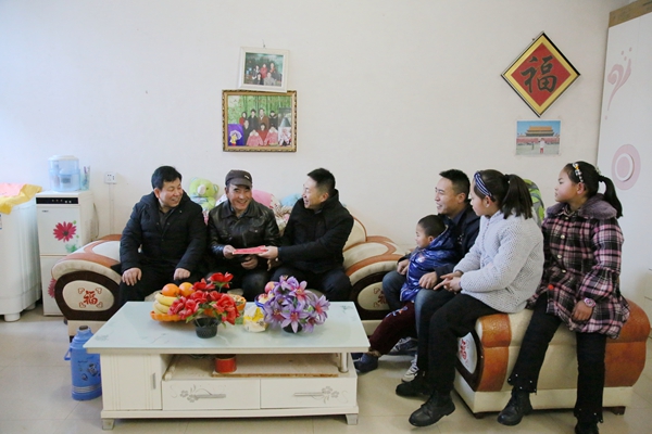 李建偉、孫海龍看望困難職工.JPG