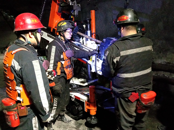 卸壓鉆機(jī) (2).jpg