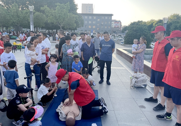 志愿者奔赴彬州市街頭宣講安全急救知識 (2).JPG