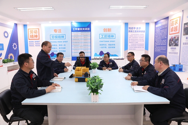 1683338032161684.jpg 技能大師彌宏剛講解采掘車間自主研發(fā)井下清煤機工作原理_副本_副本.jpg