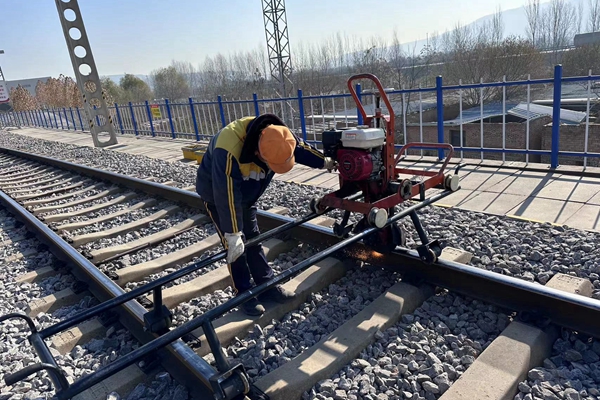 打磨鋼軌肥邊_副本.jpg