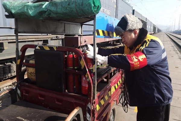 1704329801176706.jpg 黨員發(fā)揮模范作用_副本.jpg