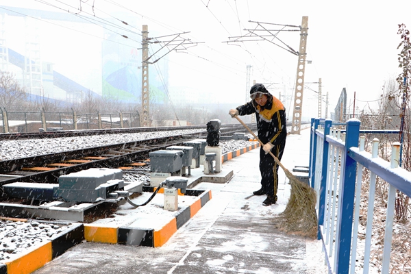 青安崗線路巡查清理積雪_副本.jpg