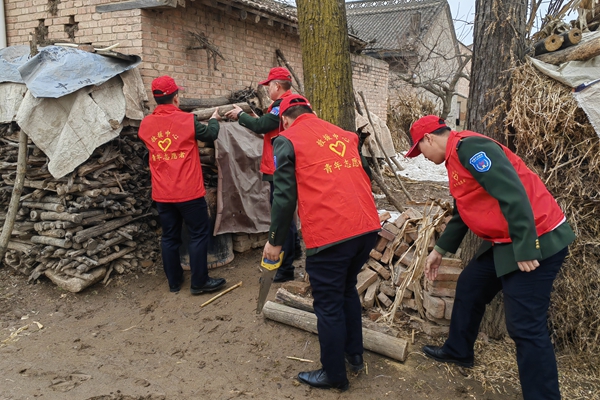 1709608349416200.jpg 看望孤寡老人 (2)_副本.jpg