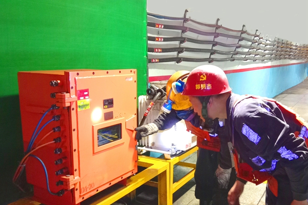 1711353195199646.jpg 黨員帶頭排查設備運轉情況_副本.jpg