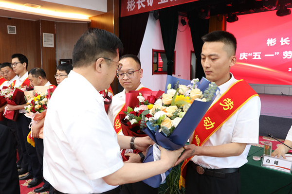 1——鮮花送勞模 禮贊勞動美_副本.jpg