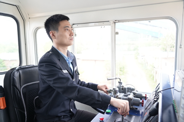 1714989377681178.jpg 機車乘務員_副本.jpg