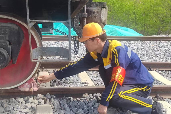 1720055484175670.jpg 黨員示范崗(對車輛防溜措施進行檢查)_副本.jpg