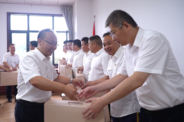 1722497275194092.jpg 發(fā)放紀念品_副本.jpg