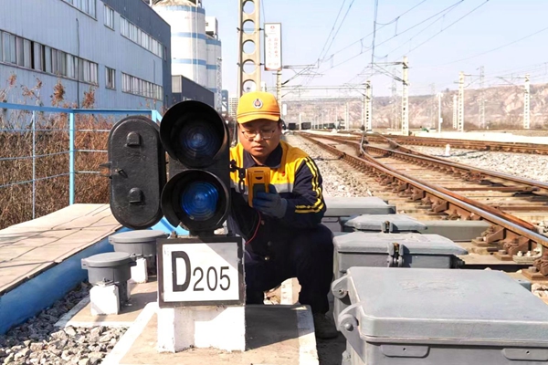 1723430594134598.jpg 鐵路信號(hào)機(jī)檢測作業(yè)_副本.jpg