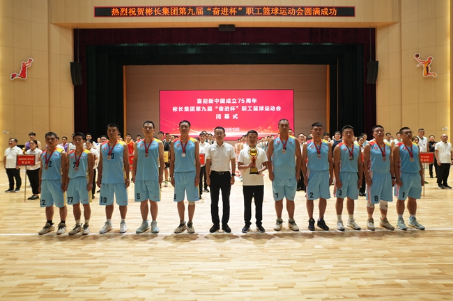 1726037479135241.jpg 公司黨委副書記、工會(huì)主席魏華臻為亞軍頒獎(jiǎng)_副本.jpg