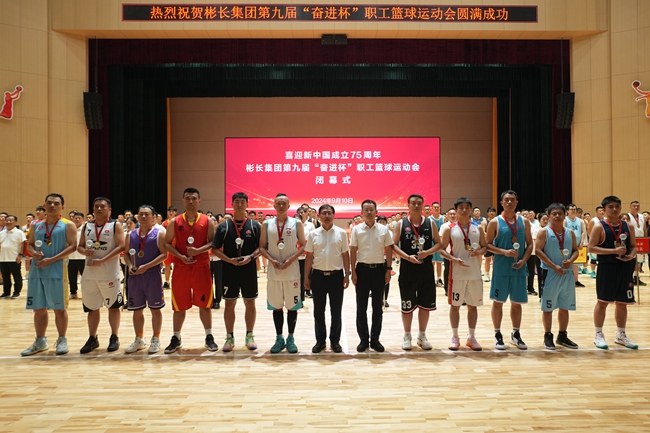 1726037653158889.jpg 公司黨委副書記、總經(jīng)理賀海鴻和黨委副書記、工會(huì)主席魏華臻共同為“十佳”球員頒獎(jiǎng)_副本.jpg