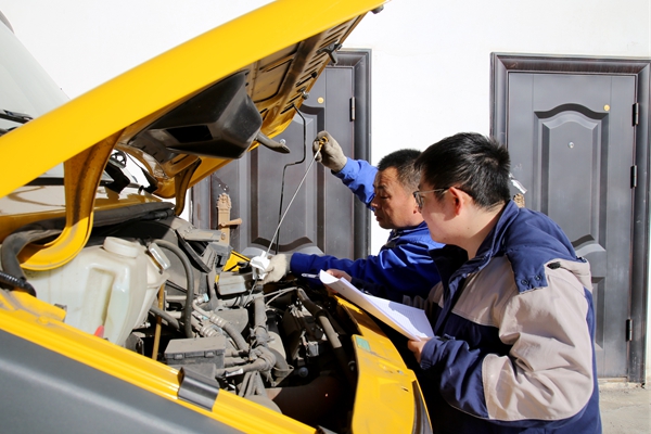 1732675406181063.jpg 電力搶修車機油檢查_副本.jpg