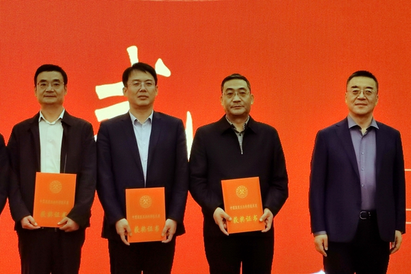 1732846791380463.jpg 焦總領(lǐng)獎(jiǎng)_副本.jpg