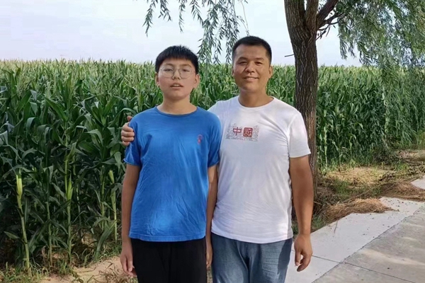 1733728264443456.jpg 趙鵬與家人_副本.jpg