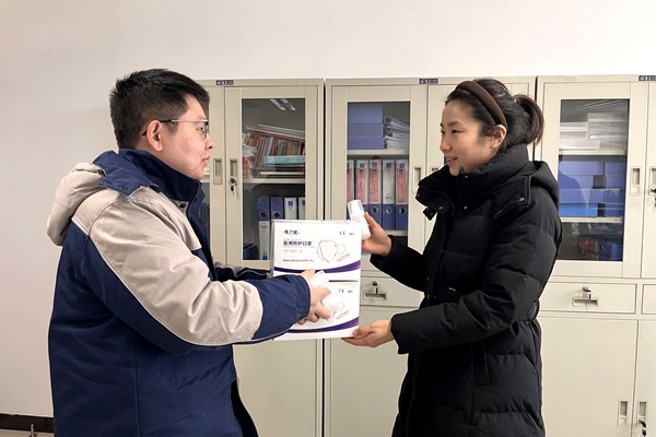 1736752064194381.jpg 發放暖心“健康包”_副本.jpg