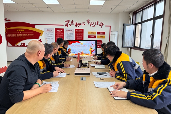 1736998614617174.jpg 黨務人員上臺講業務_副本.jpg