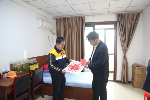 1737700330121631.jpg 分公司總經(jīng)理周宏利慰問(wèn)困難職工_副本.jpg