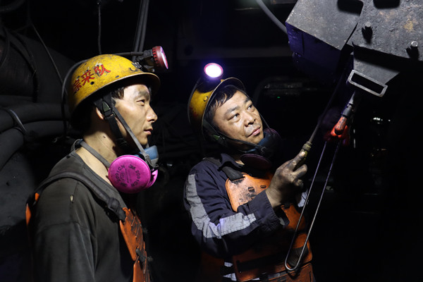 1738131760189754.jpg 1.右數第二為張偉_副本.jpg