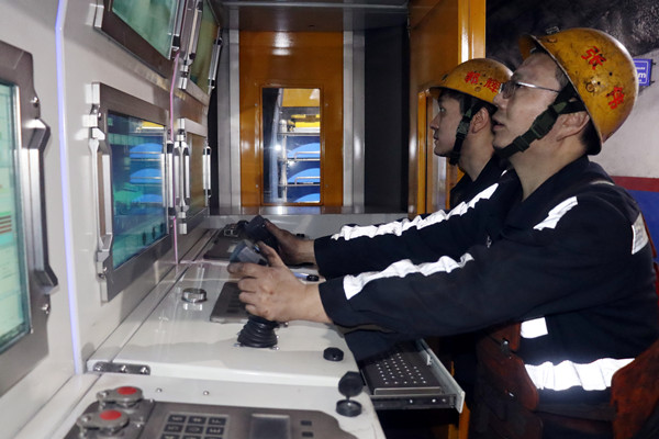 1738131773388344.jpg 2.右數第二為張偉_副本.jpg