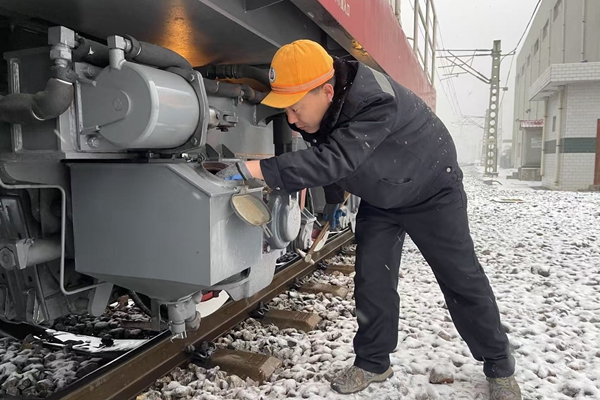 1739322207545713.jpg 鏡頭二:檢查機車撒砂設備_副本.jpg