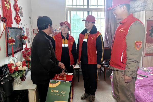 1741073282190412.jpg 與老人親切交談_副本.jpg