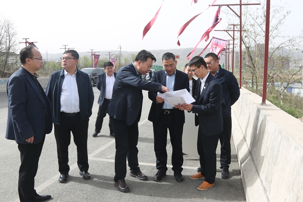 1744791929129926.jpg 公司黨委書(shū)記、董事長(zhǎng)焦小年到水北集運(yùn)站項(xiàng)目現(xiàn)場(chǎng)_副本.jpg